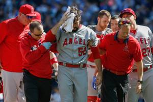 Jogador de beisebol sofre fratura no crânio após bolada