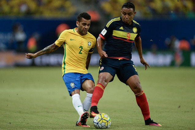 Daniel Alves disputa a bola no jogo contra a Colômbia, nas Eliminatórias da Copa, em Manaus