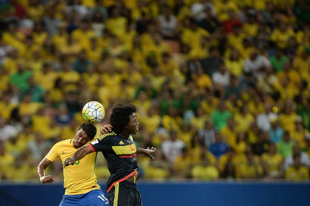 Paulinho disputa a bola no jogo contra a Colômbia, nas Eliminatórias da Copa, em Manaus