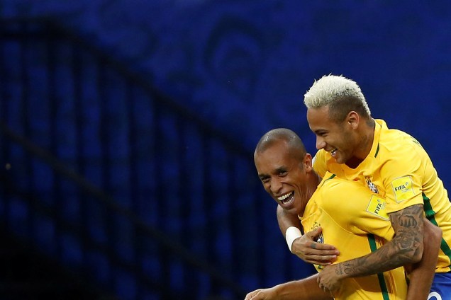 Neymar comemora com Miranda após o zagueiro marcar o primeiro gol do Brasil sobre a Colômbia
