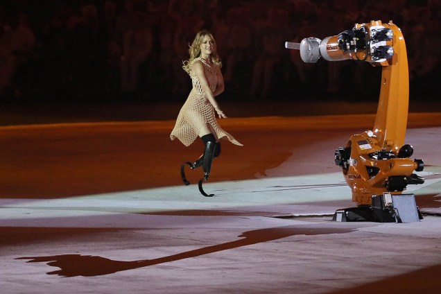 A paratleta de snowboard, Amy Purdy dança com um robô durante a cerimônia de abertura dos Jogos Paralímpicos Rio 2016, no Maracanã