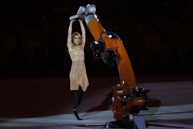 A paratleta de snowboard, Amy Purdy dança com um robô durante a cerimônia de abertura dos Jogos Paralímpicos Rio 2016, no Maracanã