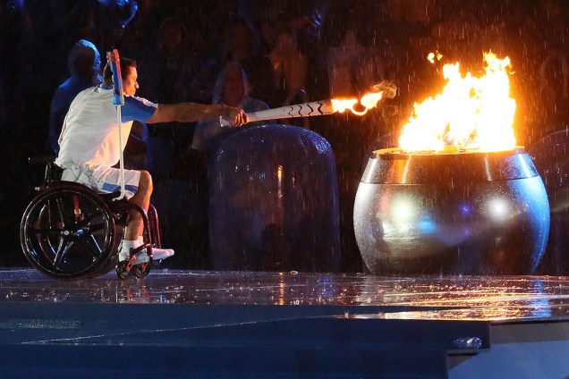 Clodoaldo Silva acende a pira durante a cerimônia de abertura dos Jogos Paralímpicos Rio 2016, no Maracanã