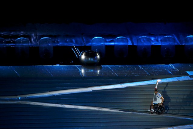 O nadador Clodoaldo Silva, carrega a tocha para acender a pira durante a cerimônia de abertura dos Jogos Paralímpicos Rio 2016, no Maracanã