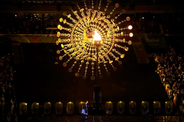 A pira é acesa durante a abertura dos Jogos Paralímpicos Rio 2016, no Maracanã
