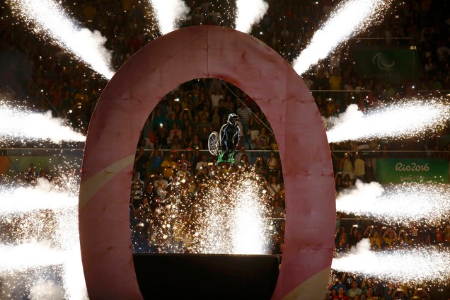 Homem faz performance em uma cadeira de rodas na cerimônia de abertura das Paralimpíadas Rio 2016, no Maracanã