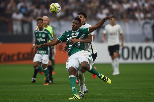 O zagueiro Mina do Palmeiras disputa jogada com o atacante Gustavo do Corinthians