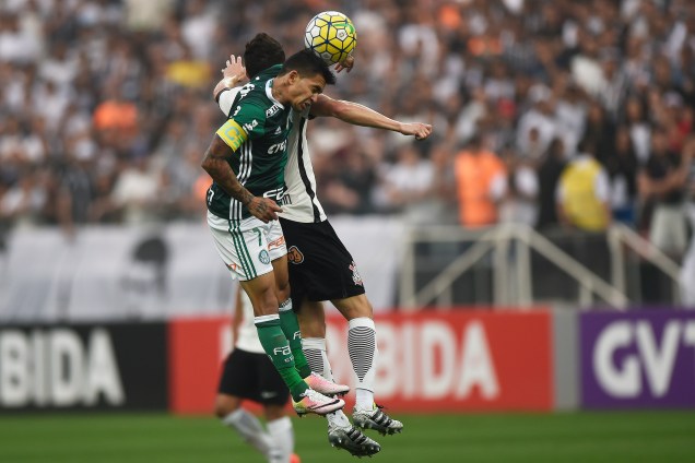 Dudu do Palmeiras e Rodriguinho do Corinthians disputam jogada pelo alto