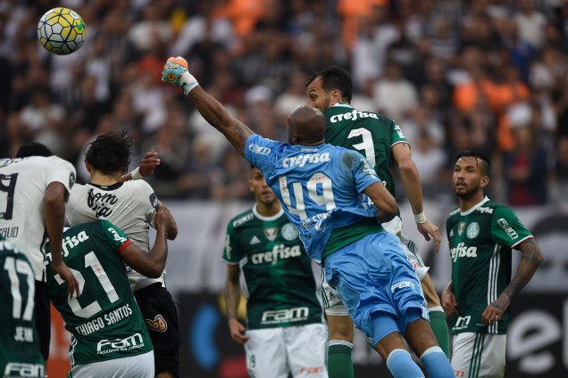 O goleiro Jaílson do Palmeiras vence disputa pelo alto com o o ataque do Corinthians