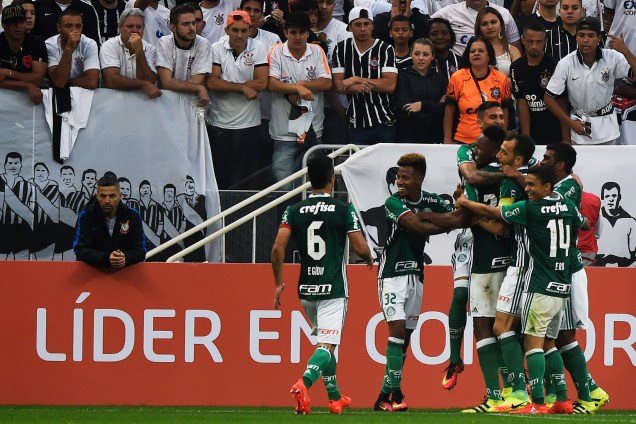 Jogadores do Palmeiras comemoram o gol do colombiano Mina na vitória sobre o Corinthians no Itaquerão