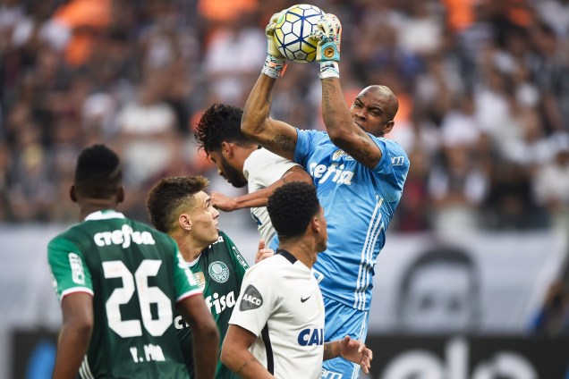 O goleiro Jaílson do Palmeiras vence disputa pelo alto com o zagueiro Vilson do Corinthians