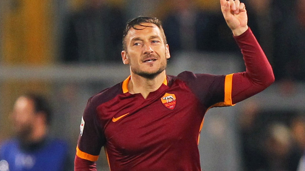 O jogador da Roma, Francesco Totti, comemora gol durante partida contra o Torino, válida pelo Campeonato Italiano - 20/04/2016