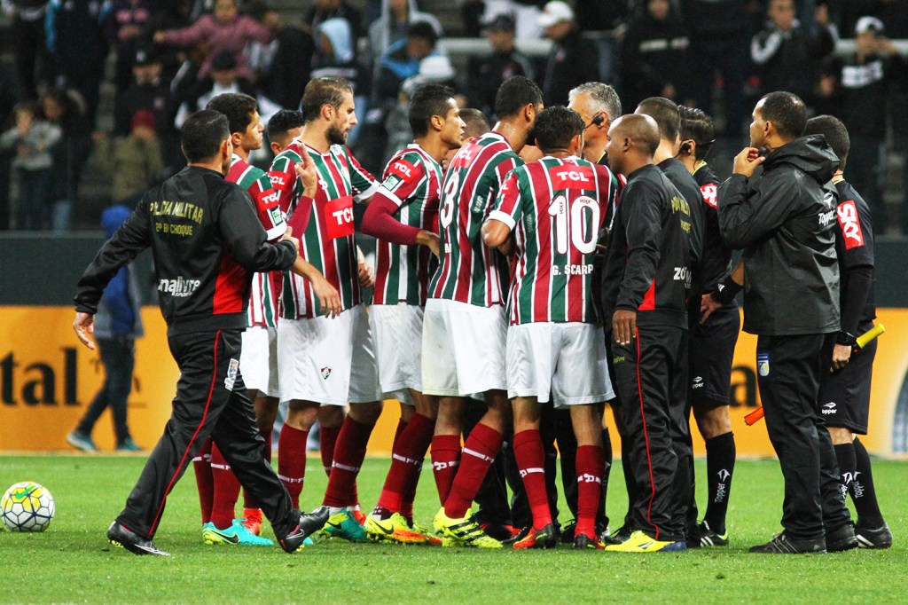 Jogadores do Fluminense reclamam com a arbitragem após partida contra o Corinthians, válida pelo jogo de volta das oitavas-de-final da Copa do Brasil - 21/09/2016