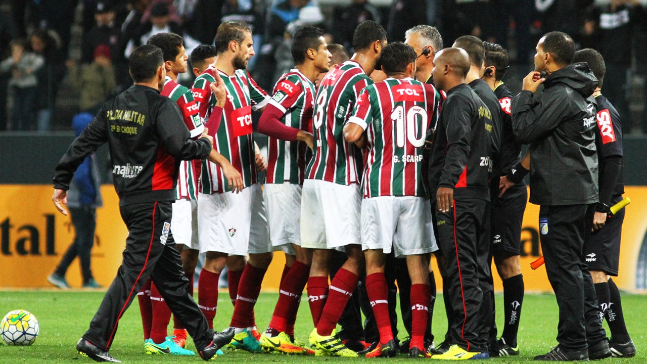 Jogadores do Fluminense reclamam com a arbitragem após partida contra o Corinthians, válida pelo jogo de volta das oitavas-de-final da Copa do Brasil - 21/09/2016