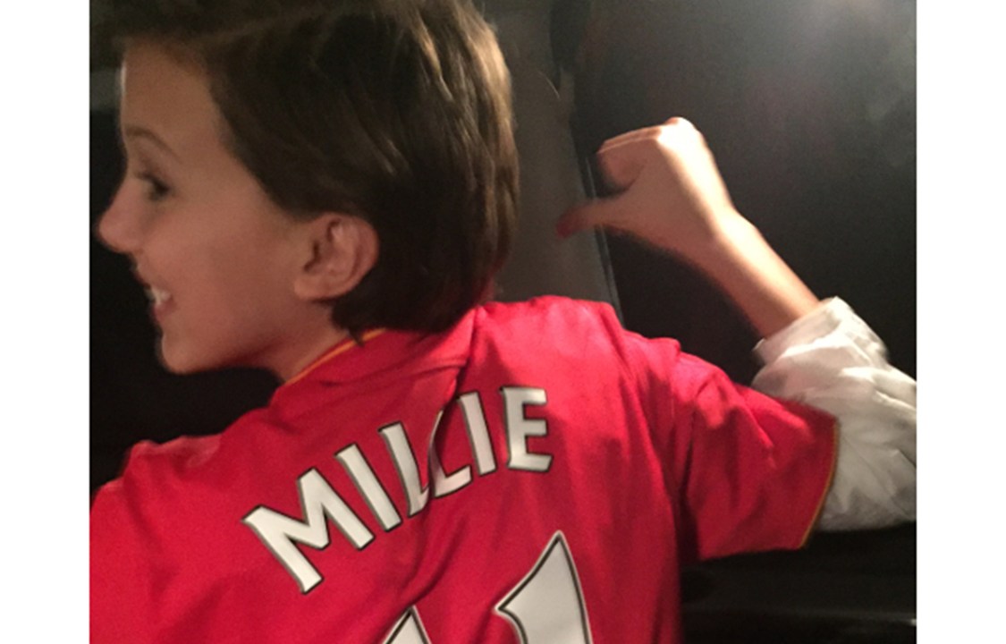 Atriz Millie Bobby Brown veste a camisa do Liverpool, seu time de coração