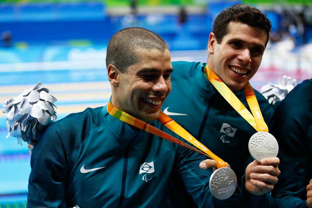 Os brasileiros Daniel Dias, André Brasil, Ruiter Silva e Phelipe Rodrigues conquistaram a medalha de prata no revezamento 4x100 metros livre com o tempo de 3:48.98 - 14/09/2016
