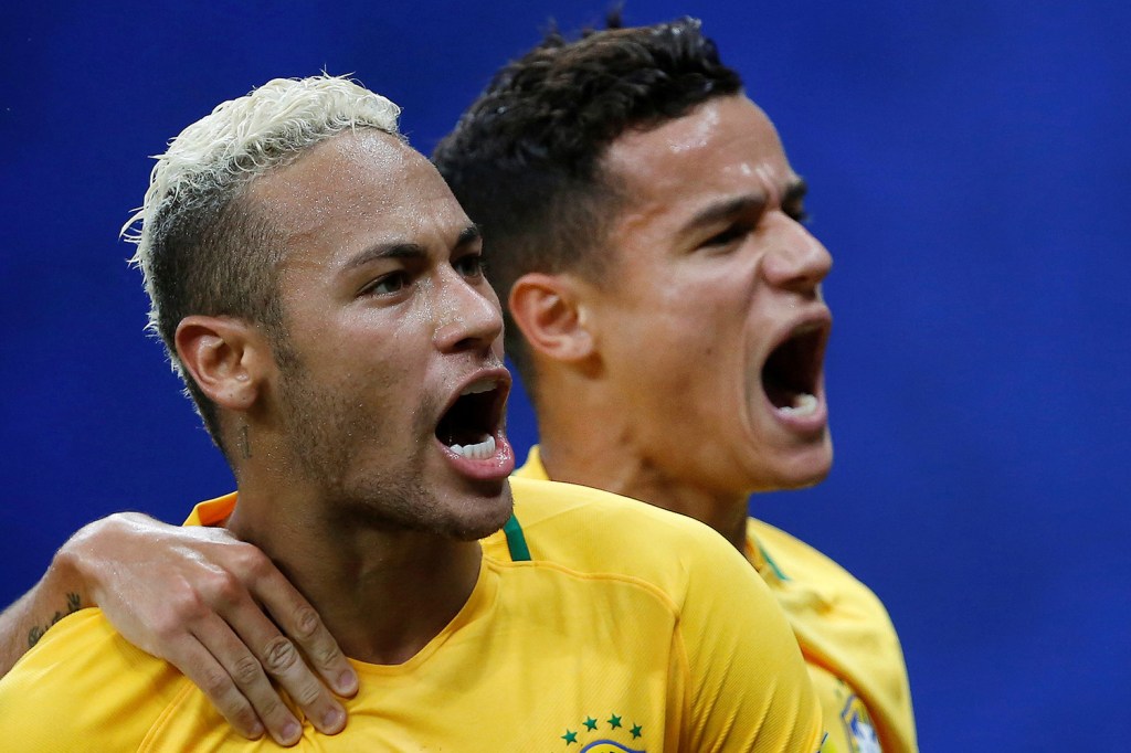 Philippe Coutinho comemora gol com Neymar em jogo entre Brasil e Colômbia