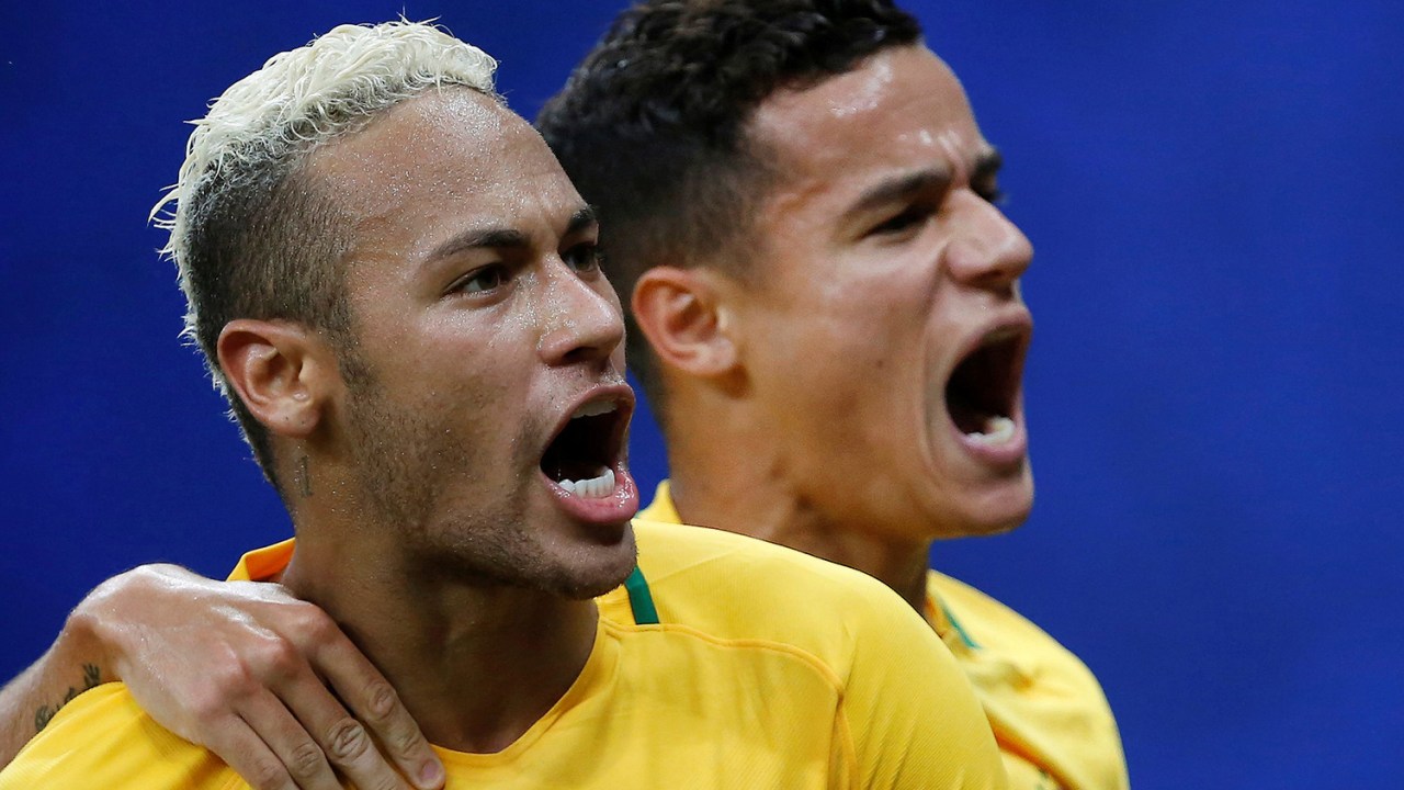 Philippe Coutinho comemora gol com Neymar em jogo entre Brasil e Colômbia