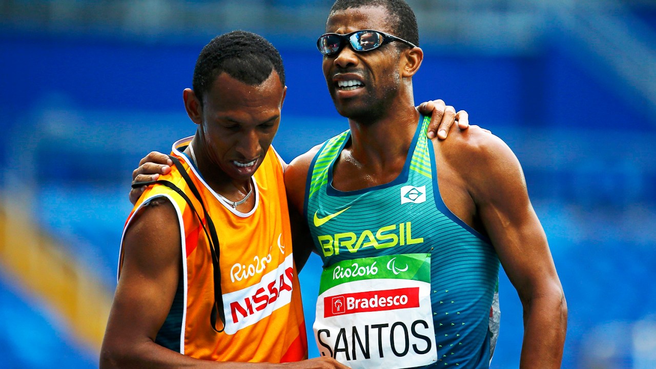 O atleta paralímpico brasileiro Odair Santos (dir) comemora com o seu guia a conquista da medalha de prata, na final da prova masculina dos 5000m categoria T11, no Estádio Olímpico - 08/09/2016