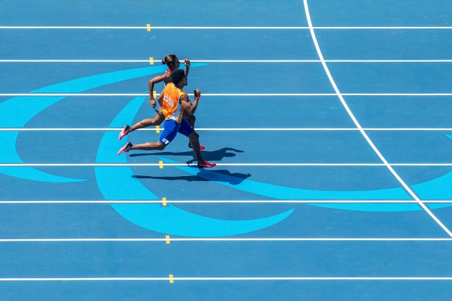 A cubana Omara Durand e seu guia Yuniol Kindelan, avança para conquistar a medalha de ouro nos 200m T12, nas Paralimpíadas Rio 2016
