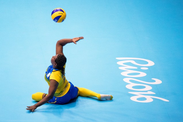 Claudine Bazubagira, de Ruanda, saca a bola durante partida de vôlei sentado contra o Irã, nas Paralímpiadas Rio 2016