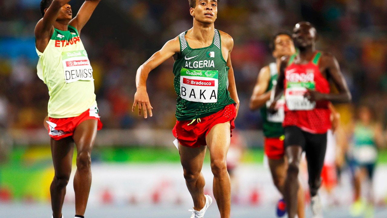 O atleta paralímpico da Argélia, Abdellatif Baka, conquista a medalha de ouro na final dos 1500m do atletismo masculino, categoria T13 - 11/09/2016