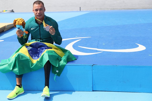 O brasileiro Caio Ribeiro conquista a medalha de bronze na canoagem, categoria KL3, na Lagoa Rodrigo de Freitas - 15/09/2016