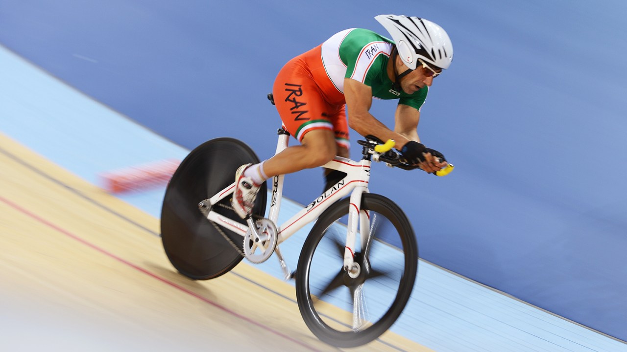 O ciclista paralímpico iraniano Bahman Golbarnezhad durante competição na categoria C4-5 no Velódromo de Londres, na Inglaterra - 31/08/2012