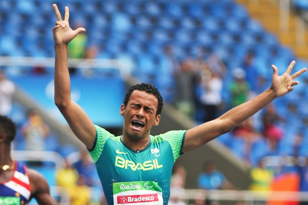 O atleta paralímpico Daniel Martins ganha medalha de ouro ao vencer a prova dos 400m masculino do atletismo, categoria T20, no Estádio Olímpico - 09/09/2016