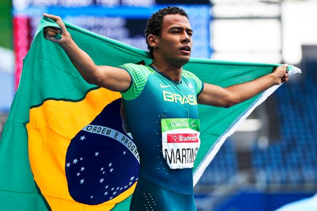 O atleta paralímpico Daniel Martins ganha medalha de ouro ao vencer a prova dos 400m masculino do atletismo, categoria T20, no Estádio Olímpico - 09/09/2016
