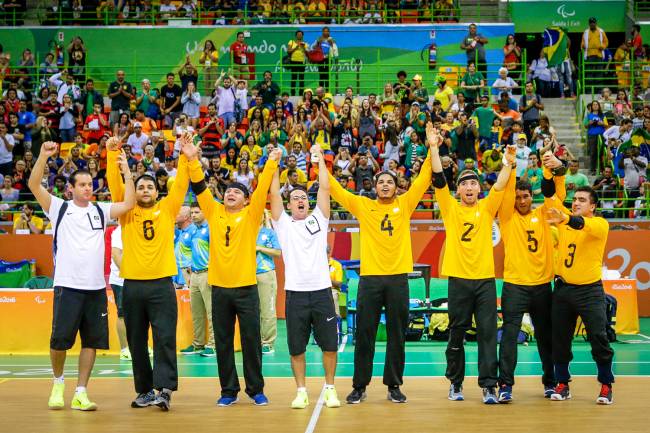 Equipe brasileira comemora a vitória sobre a Suécia durante o Goalball da Paralimpíada Rio 2016, realizada na Arena do Futuro - 08/09/2016