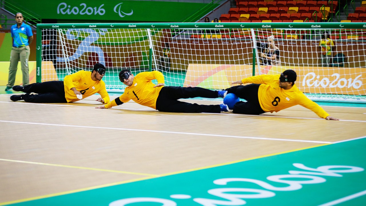 Moreno, Oliveira e Marques durante partida de Goalball, na Paralimpíada Rio-2016 realizada na Arena do Futuro - 08/09/2016