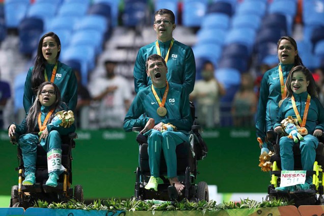 Evelyn de Oliveira, Antonio Leme e Evani Soares da Silva comemoram o ouro na bocha BC3, nas Paralimpíadas Rio 2016