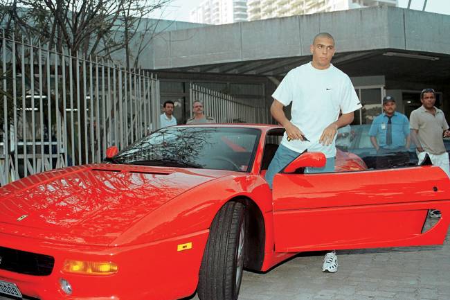 Ronaldo - Ferrari Ronaldo com uma F355 da Ferrari - 1999