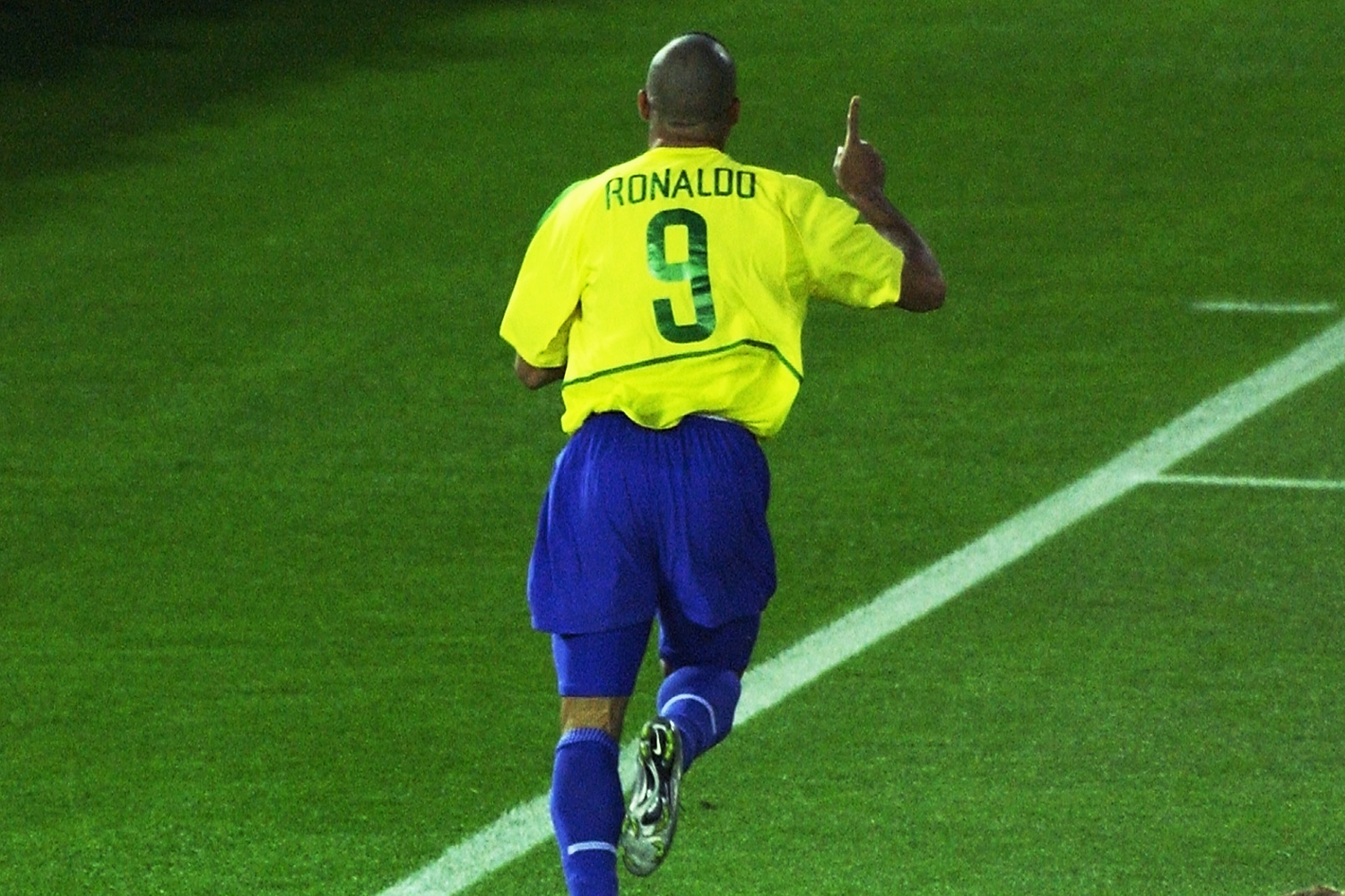 O jogador da Seleção Brasileira, Ronaldo, comemora o primeiro gol na final da Copa do Mundo da Coreia do Sul, contra a Alemanha, no Estádio de Yokohama - 30/06/2002