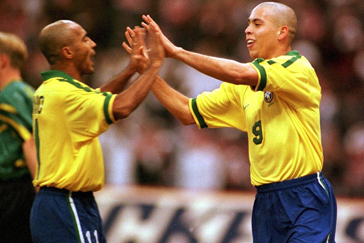 Os jogadores da Seleção Brasileira, Ronaldo e Romário durante torneio na Arábia Saudita - 22/12/1997