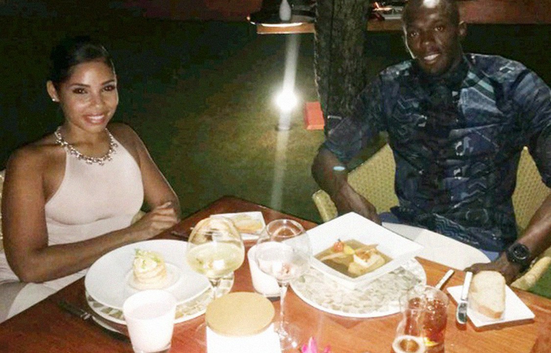 Usain Bolt e a noiva Kasi Bennett jantam após pedido de casamento