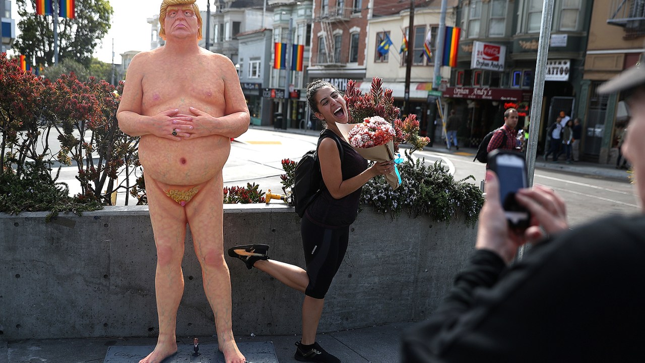 Estátua de Donald Trump nu