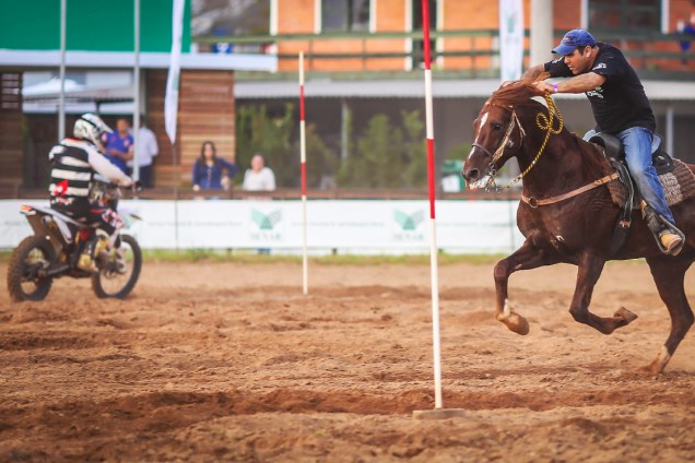 Disputa entre Moto e Cavalo durante a 39º Expointer, no Rio Grande do Sul