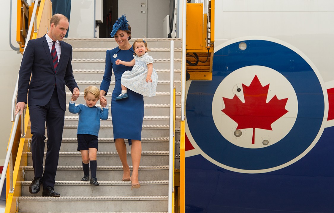 Príncipe William e sua esposa Kate Middleton, duque e duquesa de Cambridge, desembarcam na cidade de Victória, no Canadá, junto com os filhos George e Charlotte