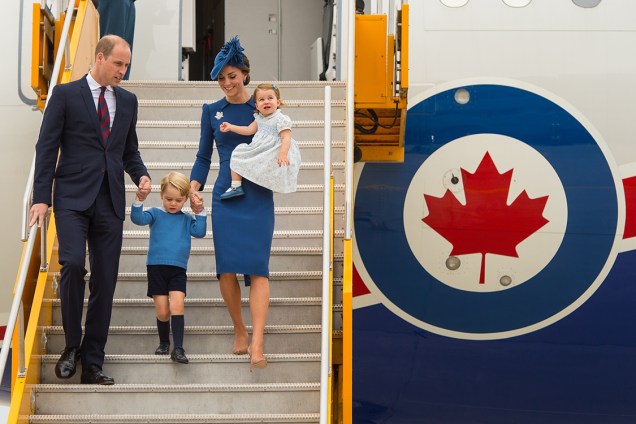 Príncipe William e sua esposa Kate Middleton, duque e duquesa de Cambridge, desembarcam na cidade de Victória, no Canadá, junto com os filhos George e Charlotte