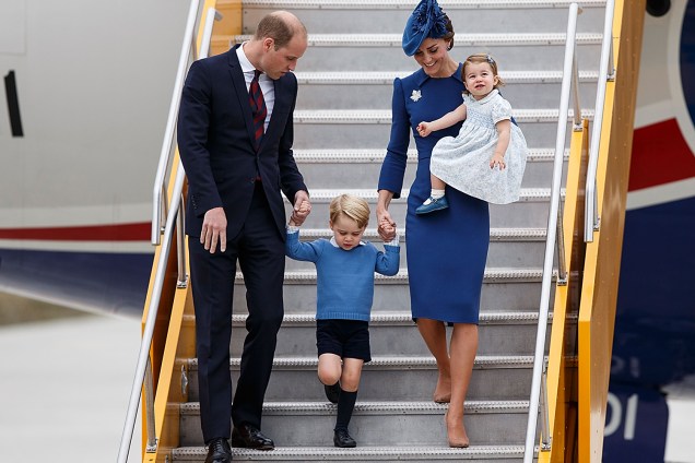 Família real britânica desembarca no Canadá