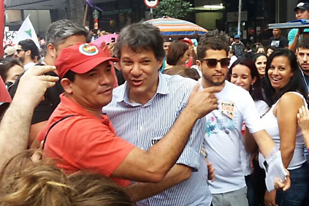 O prefeito Fernando Haddad comparece ao protesto contra o presidente Michel Temer, em São Paulo