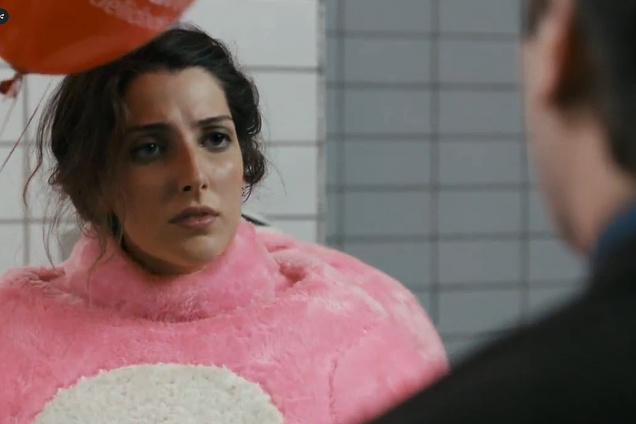 Bárbara (Clarice Falcão) em cenas do filme Desculpe o Transtorno