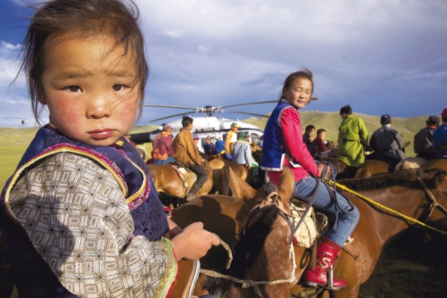 Jovens de povos semi-nômades que se preparam para uma corrida de cavalos na Mongólia