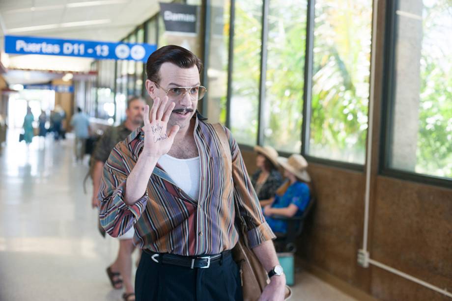 Mike McKinney (Jason Sudekis) em cenas do filme "Os Gênios do Crime"