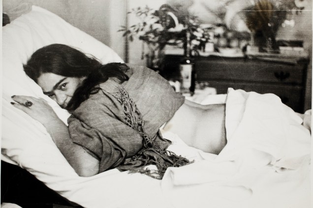 Frida de barriga para baixo, por Nickolas Muray, em 1946