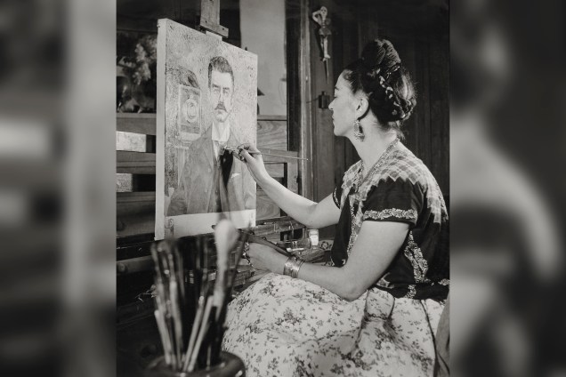 Frida pintando o retrato de seu pai por Gisèle Freund, em 1951