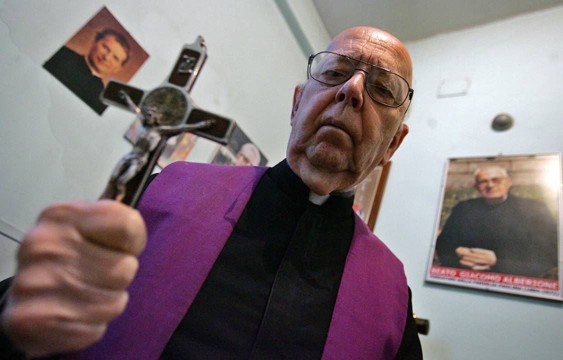 Padre italiano famoso por exorcismos morre aos 91 anos | VEJA