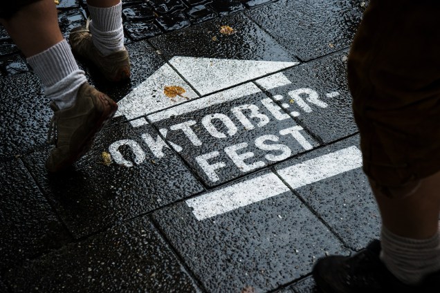 Público comparece à tradicional festa alemã Oktoberfest, na cidade de Munique